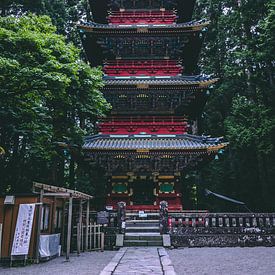 Rode pagode met goud accenten - Nikko Japan van Milad Hussin