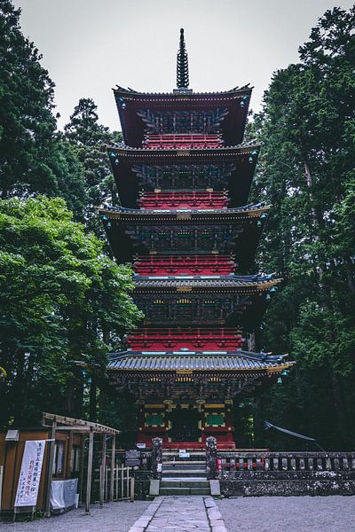 Rote Pagode mit goldenen Akzenten - Nikko Japan von Milad Hussin