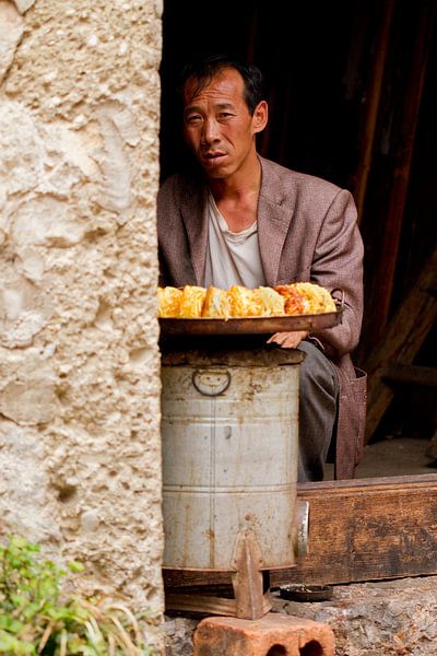 Verkäufer von gebratenen Maiskolben in Baisha in China von Cindy Mulder