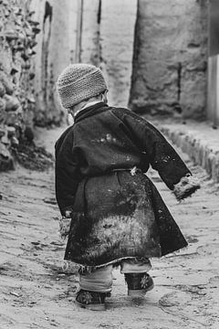 Petit garçon marchant dans une rue