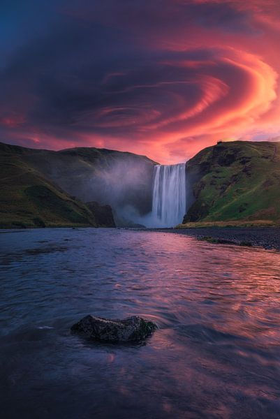 Encounter at Skógafoss von Daniel Laan