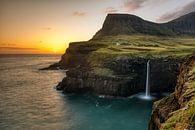 Múlafossur Wasserfall  bei Sonnenuntergang von Remco Bosshard Miniaturansicht