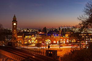 St.-Pauli-Landungsbrücken bei Abenddämmerung, Hamburg, Deutsch