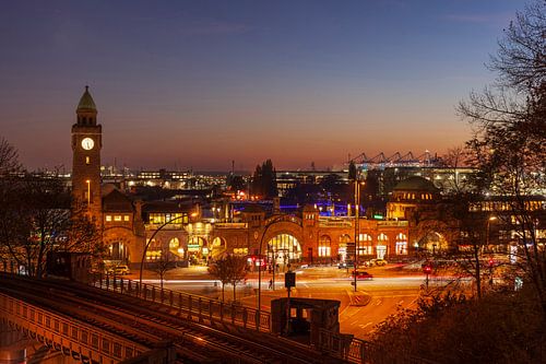 St.-Pauli-Landungsbrücken bei Abenddämmerung, Hamburg, Deutsch