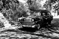 Cubaanse auto met kenteken VDL 719 in het straatbeeld (zwart wit) van Jan van den Broek 2BHAPPY4EVER thumbnail