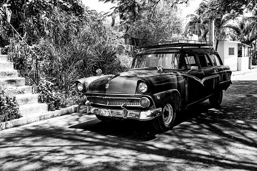 Cubaanse auto met kenteken VDL 719 in het straatbeeld (zwart wit) van 2BHAPPY4EVER.com photography & digital art