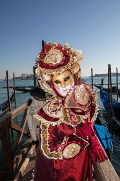 Costume de carnaval devant les gondoles de la place Saint-Marc à Venise sur t.ART