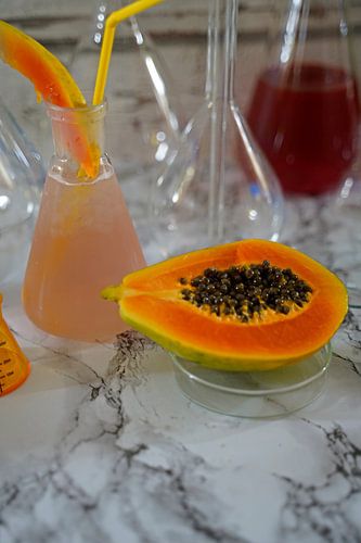 Gin cocktail met papaya en limoen