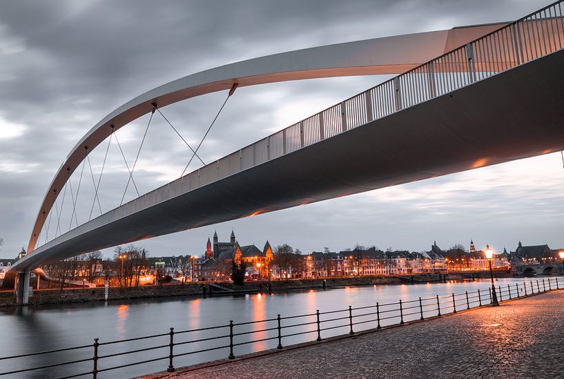 Maastrichter (Spaziergang) Brücke am Abend von Yme Raafs