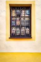 Decoratief raam met smeedijzeren miniatuurhuisjes in Český Krumlov