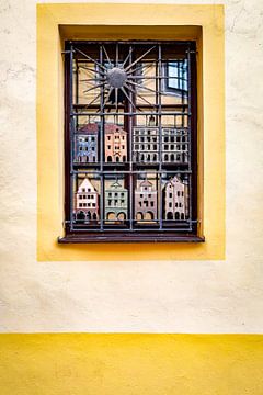 Decoratief raam met smeedijzeren miniatuurhuisjes in Český Krumlov van Nicolette Suijkerbuijk