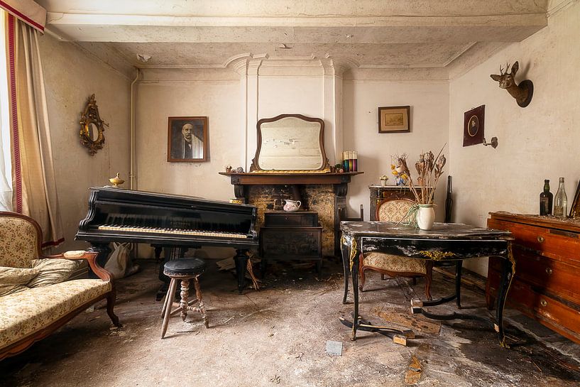 Klavier im verlassenen Haus. von Roman Robroek – Fotos verlassener Gebäude