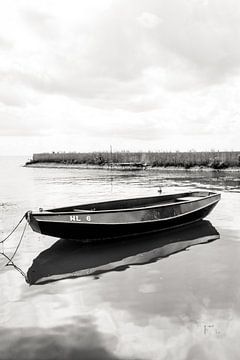 Stilleben im Hafen von Laaksum von Lydia