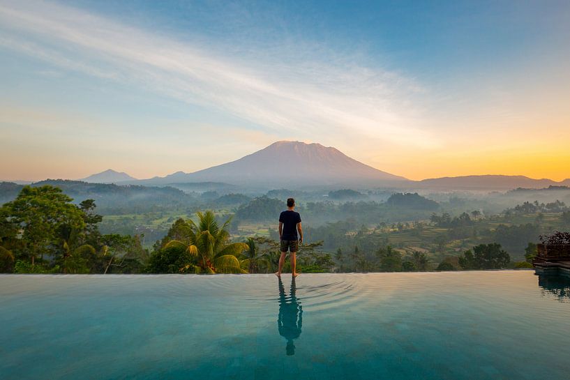 Vulkaan uitzicht over de rijstvelden in Sideman Bali - Indonesie van Michiel Ton