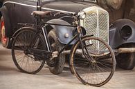 Antieke fiets en auto in een schuur van Martin Bergsma thumbnail