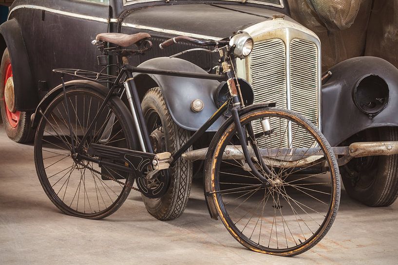 Antieke fiets en auto in een schuur van Martin Bergsma
