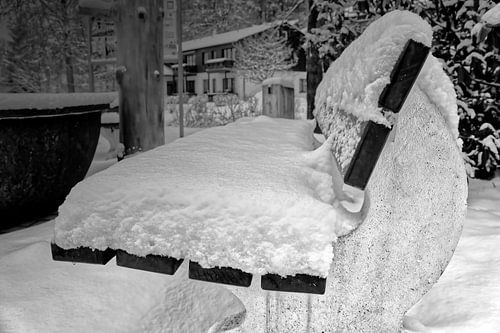 Verse sneeuw op oude bank