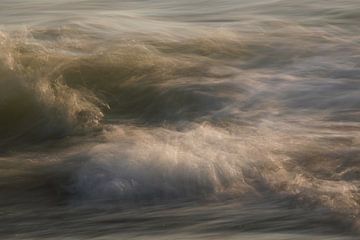 An incoming wave by Ronald Pol