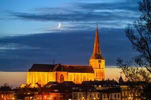 Skyline von Kampen Bovenkerk in der Altstadt bei Sonnenuntergang
