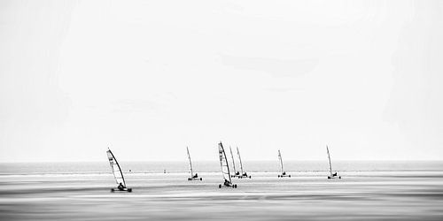 Un voilier de plage à la mer