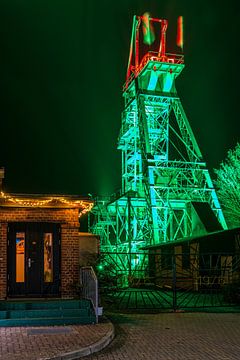 Uitzicht op de slingertoren van de mijn Wettelrode bij Sangerhausen bij nacht