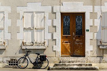 Eingang Wohnhaus mit Fensterläden Fahrrad  im Tal der Loire in Frankreich von Dieter Walther