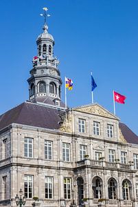 Vlaggen op het historische stadhuis van Maastricht van Marc Venema