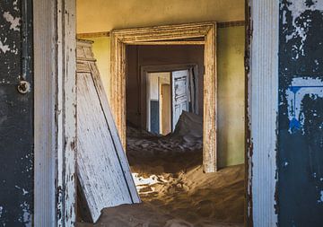 Het verlaten spookstadje Kolmanskop in Namibië. van Claudio Duarte