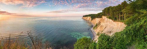 Krijtrotsen aan de Oostzee bij zonsopgang op Rügen