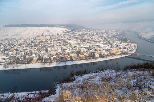 Vue sur la vallée de la Moselle et Bernkastel-Kues en hiver avec la neige