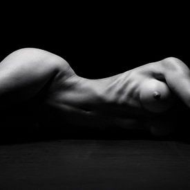 Elegant Shadows – Black and White Bodyscape Fine Art Photography by Retinas images