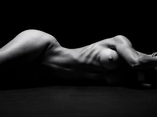 Elegant Shadows – Zwart-Wit Bodyscape Fine Art Fotografie