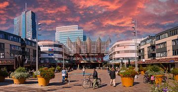 Almere Stad Stationsplein in avondlicht. van Brian Morgan