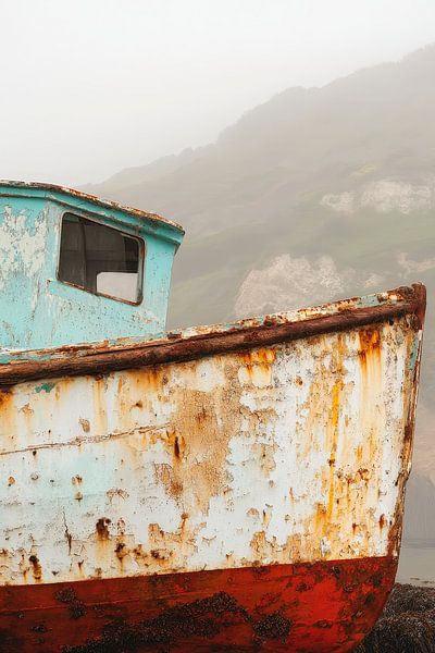 Bateau de pêche rouillé dans le brouillard par Poster Art Shop