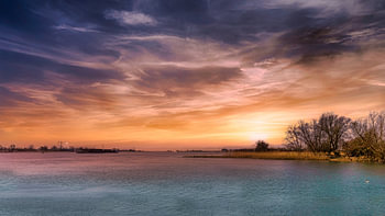 Zonsondergang boven de Merwede bij Avelingen.