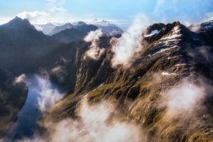 Misty mountains van Maarten Mensink