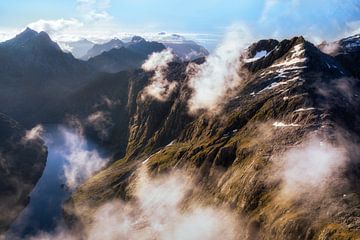 Misty mountains van Maarten Mensink