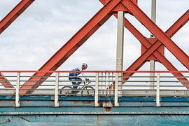 Radfahrer auf Brücke von Hans van Kilsdonk Fotografie