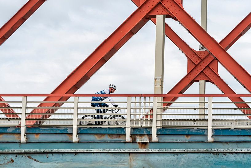 cycliste sur le pont par Hans van Kilsdonk Fotografie