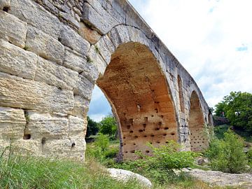 Stone Roman arched bridge Pont Julien over the river Calavon near Apt (France) by Gert Bunt