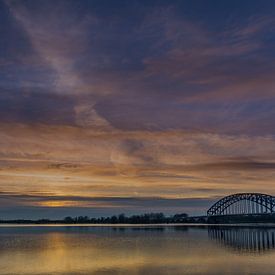 Zonsondergang bij de Zwolsche IJsselbrug van Dennie Jolink